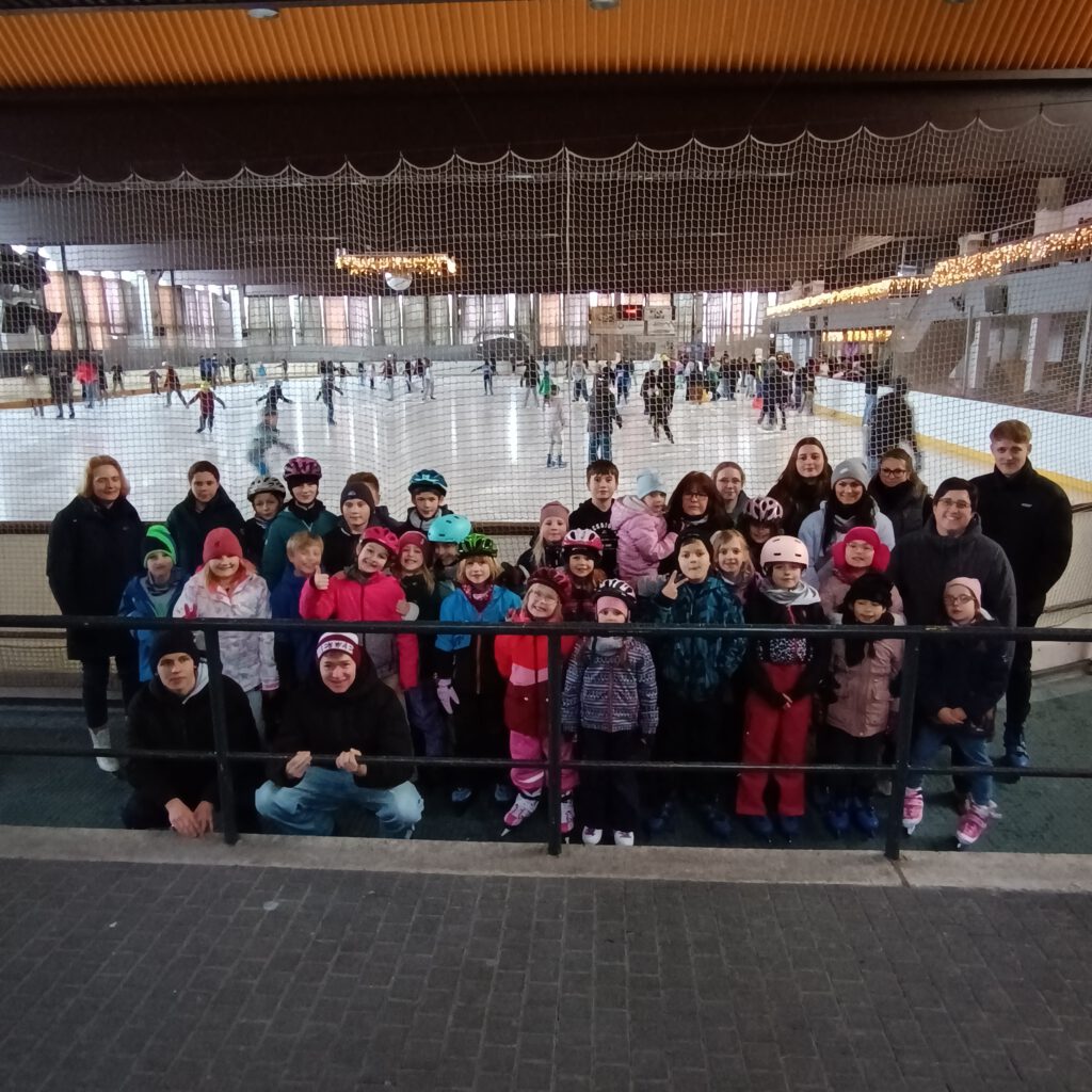 Gruppenbild aller Teilnehmer und Betreuer beim Schlittschuhfahren 2025